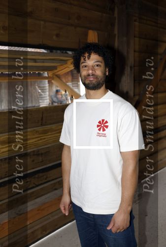 Amsterdam 30 januari 2026
Buiten gewone gezinnen, het nieuwe boek van acteur, columnist en podcastmaker Diego Gonzalez-Clark is vandaag gepresenteerd. Chantal Janzen ontving het eerste boek . Kiefer Zwart