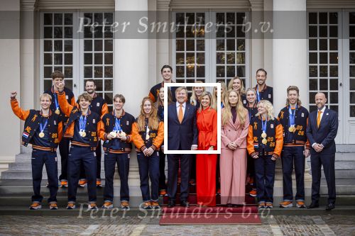 Den Haag 24 Februari 2026
De Olympische medaillewinnaars op bezoek bij de Koninklijke Familie
Vlnr:

Friso Emons

Teun Boer

Jens v t Wout

Itzhak de Laat

Melle v t Wout

Antoinette Rijpma-de Jong

Femke Kok

Jenning de Boo

Koning Willem Alexander

Marijke Groenewoud

Koningin Maxima

Jutta Leerdam

Prinses Amalia

Joy Beune

Merel Conijn

Kjeld Nuis

Xandra Velzeboer

Jorrit Bergsma