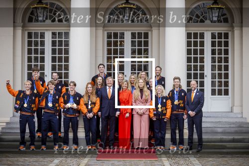 Den Haag 24 Februari 2026
De Olympische medaillewinnaars op bezoek bij de Koninklijke Familie
Vlnr:

Friso Emons

Teun Boer

Jens v t Wout

Itzhak de Laat

Melle v t Wout

Antoinette Rijpma-de Jong

Femke Kok

Jenning de Boo

Koning Willem Alexander

Marijke Groenewoud

Koningin Maxima

Jutta Leerdam

Prinses Amalia

Joy Beune

Merel Conijn

Kjeld Nuis

Xandra Velzeboer

Jorrit Bergsma