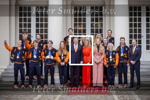 Den Haag 24 Februari 2026
De Olympische medaillewinnaars op bezoek bij de Koninklijke Familie
Vlnr:

Friso Emons

Teun Boer

Jens v t Wout

Itzhak de Laat

Melle v t Wout

Antoinette Rijpma-de Jong

Femke Kok

Jenning de Boo

Koning Willem Alexander

Marijke Groenewoud

Koningin Maxima

Jutta Leerdam

Prinses Amalia

Joy Beune

Merel Conijn

Kjeld Nuis

Xandra Velzeboer

Jorrit Bergsma