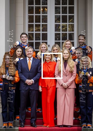 Den Haag 24 Februari 2026
De Olympische medaillewinnaars op bezoek bij de Koninklijke Familie
Vlnr:

Friso Emons

Teun Boer

Jens v t Wout

Itzhak de Laat

Melle v t Wout

Antoinette Rijpma-de Jong

Femke Kok

Jenning de Boo

Koning Willem Alexander

Marijke Groenewoud

Koningin Maxima

Jutta Leerdam

Prinses Amalia

Joy Beune

Merel Conijn

Kjeld Nuis

Xandra Velzeboer

Jorrit Bergsma
