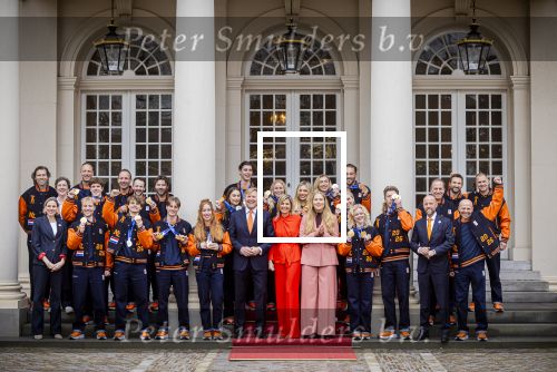 Den Haag 24 Februari 2026
De Olympische medaillewinnaars op bezoek bij de Koninklijke Familie
Vlnr:

Friso Emons

Teun Boer

Jens v t Wout

Itzhak de Laat

Melle v t Wout

Antoinette Rijpma-de Jong

Femke Kok

Jenning de Boo

Koning Willem Alexander

Marijke Groenewoud

Koningin Maxima

Jutta Leerdam

Prinses Amalia

Joy Beune

Merel Conijn

Kjeld Nuis

Xandra Velzeboer

Jorrit Bergsma