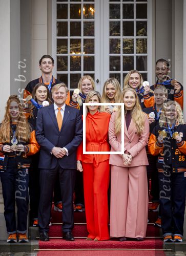 Den Haag 24 Februari 2026
De Olympische medaillewinnaars op bezoek bij de Koninklijke Familie
Vlnr:

Friso Emons

Teun Boer

Jens v t Wout

Itzhak de Laat

Melle v t Wout

Antoinette Rijpma-de Jong

Femke Kok

Jenning de Boo

Koning Willem Alexander

Marijke Groenewoud

Koningin Maxima

Jutta Leerdam

Prinses Amalia

Joy Beune

Merel Conijn

Kjeld Nuis

Xandra Velzeboer

Jorrit Bergsma
