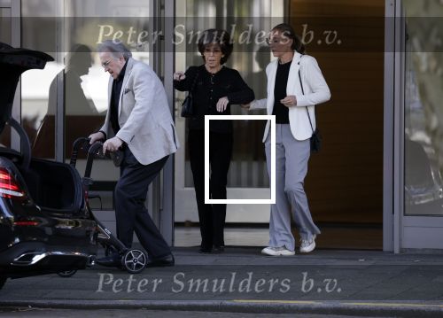 Rotterdam 22 september 2025
Lee Towers zijn vrouw Laura en dochter Claudia vertrekken vanaf het appartement van Leen met taxi .