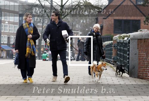 Amsterdam 31 januari 2026
Mark Baanders met zijn hond en een vriendin op straat in Amsterdam zuid .