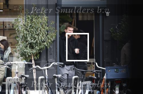Amsterdam 20 februari 2026
Matthijs de Ligt en collega voetballer Dani de Wit drinken koffietje terwijl ze met de hond door Amsterdam zuid wandelen .