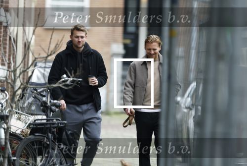 Amsterdam 20 februari 2026
Matthijs de Ligt en collega voetballer Dani de Wit drinken koffietje terwijl ze met de hond door Amsterdam zuid wandelen .