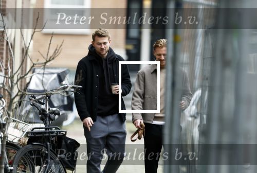 Amsterdam 20 februari 2026
Matthijs de Ligt en collega voetballer Dani de Wit drinken koffietje terwijl ze met de hond door Amsterdam zuid wandelen .