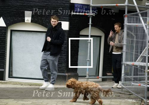 Amsterdam 20 februari 2026
Matthijs de Ligt en collega voetballer Dani de Wit drinken koffietje terwijl ze met de hond door Amsterdam zuid wandelen .