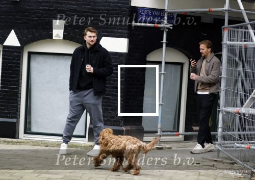 Amsterdam 20 februari 2026
Matthijs de Ligt en collega voetballer Dani de Wit drinken koffietje terwijl ze met de hond door Amsterdam zuid wandelen .