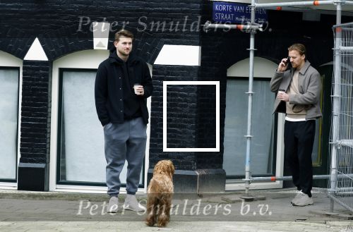 Amsterdam 20 februari 2026
Matthijs de Ligt en collega voetballer Dani de Wit drinken koffietje terwijl ze met de hond door Amsterdam zuid wandelen .