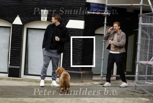 Amsterdam 20 februari 2026
Matthijs de Ligt en collega voetballer Dani de Wit drinken koffietje terwijl ze met de hond door Amsterdam zuid wandelen .