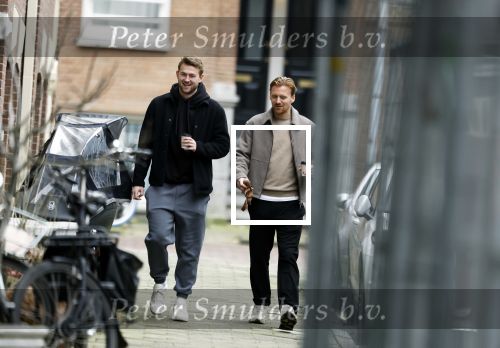 Amsterdam 20 februari 2026
Matthijs de Ligt en collega voetballer Dani de Wit drinken koffietje terwijl ze met de hond door Amsterdam zuid wandelen .