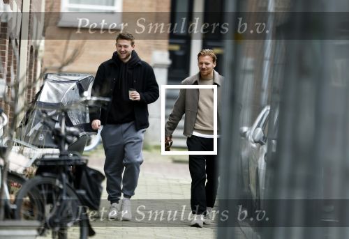 Amsterdam 20 februari 2026
Matthijs de Ligt en collega voetballer Dani de Wit drinken koffietje terwijl ze met de hond door Amsterdam zuid wandelen .