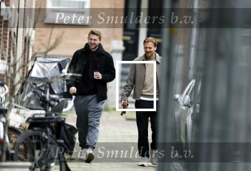 Amsterdam 20 februari 2026
Matthijs de Ligt en collega voetballer Dani de Wit drinken koffietje terwijl ze met de hond door Amsterdam zuid wandelen .