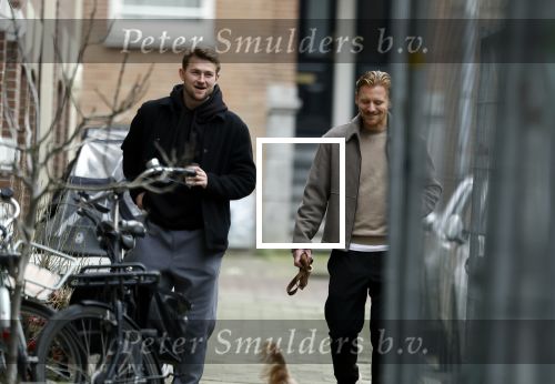 Amsterdam 20 februari 2026
Matthijs de Ligt en collega voetballer Dani de Wit drinken koffietje terwijl ze met de hond door Amsterdam zuid wandelen .