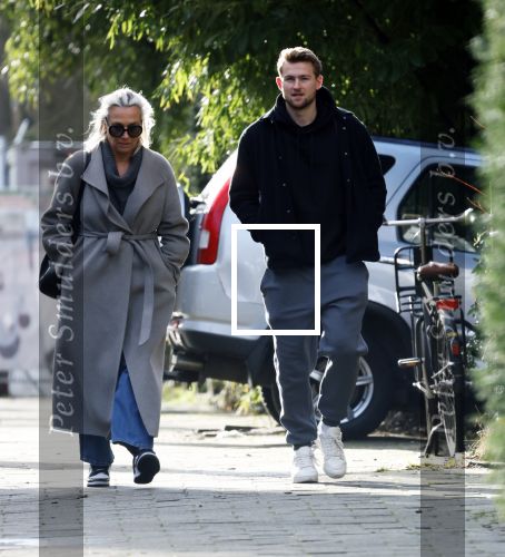 Amsterdam 16 februari 2026
Matthijs de Li9gt eerst alleen in Amsterdam zuid en half uur laten met de moeder van zijn vrouw Annekee Molenaar . Ze liepen samen het vondelpark in .