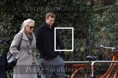Amsterdam 16 februari 2026
Matthijs de Li9gt eerst alleen in Amsterdam zuid en half uur laten met de moeder van zijn vrouw Annekee Molenaar . Ze liepen samen het vondelpark in .