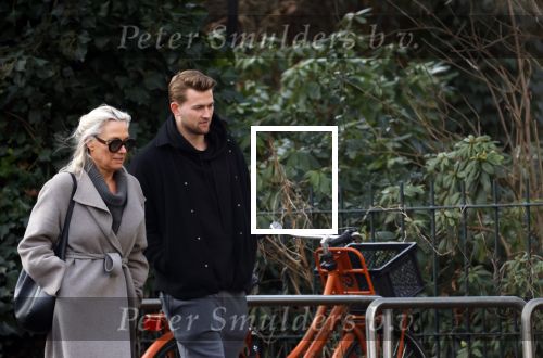 Amsterdam 16 februari 2026
Matthijs de Li9gt eerst alleen in Amsterdam zuid en half uur laten met de moeder van zijn vrouw Annekee Molenaar . Ze liepen samen het vondelpark in .
