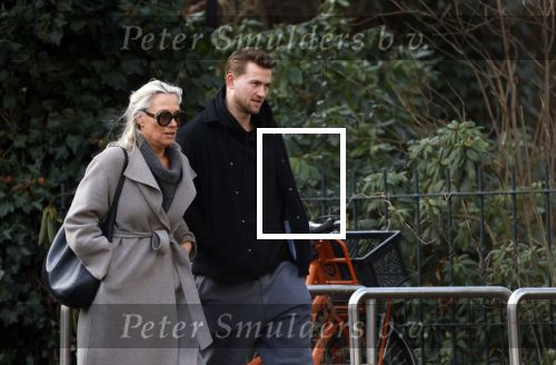 Amsterdam 16 februari 2026
Matthijs de Li9gt eerst alleen in Amsterdam zuid en half uur laten met de moeder van zijn vrouw Annekee Molenaar . Ze liepen samen het vondelpark in .