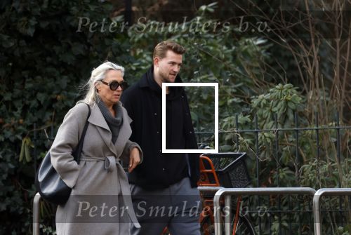 Amsterdam 16 februari 2026
Matthijs de Li9gt eerst alleen in Amsterdam zuid en half uur laten met de moeder van zijn vrouw Annekee Molenaar . Ze liepen samen het vondelpark in .