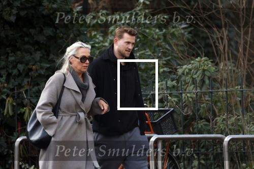 Amsterdam 16 februari 2026
Matthijs de Li9gt eerst alleen in Amsterdam zuid en half uur laten met de moeder van zijn vrouw Annekee Molenaar . Ze liepen samen het vondelpark in .
