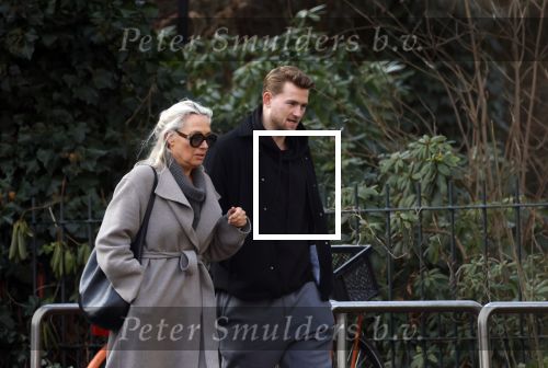 Amsterdam 16 februari 2026
Matthijs de Li9gt eerst alleen in Amsterdam zuid en half uur laten met de moeder van zijn vrouw Annekee Molenaar . Ze liepen samen het vondelpark in .