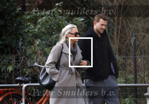 Amsterdam 16 februari 2026
Matthijs de Li9gt eerst alleen in Amsterdam zuid en half uur laten met de moeder van zijn vrouw Annekee Molenaar . Ze liepen samen het vondelpark in .