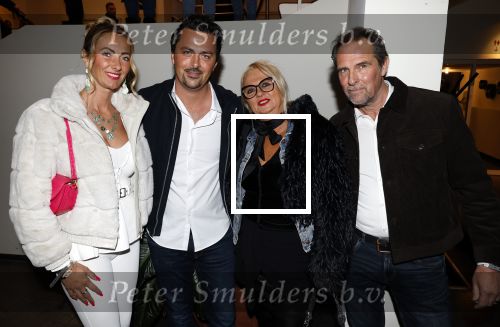 Tilburg 29 januari 2026
Premiere de Bevers in de schouwburg van Tilburg . John de Bever en Kees de Bever geven een voorstelling met oa Bas Muijs Adje v Bavel en Mariska v Kolck. Mike Hansler Monique Hansler Peter Hansler en Veerle Deurloo kwamen ook naar de premiere