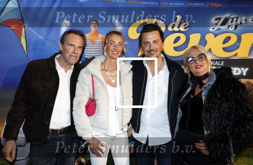 Tilburg 29 januari 2026
Premiere de Bevers in de schouwburg van Tilburg . John de Bever en Kees de Bever geven een voorstelling met oa Bas Muijs Adje v Bavel en Mariska v Kolck. Mike Hansler Monique Hansler Peter Hansler en Veerle Deurloo kwamen ook naar de premiere