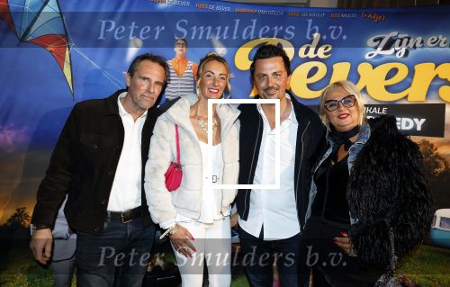Tilburg 29 januari 2026
Premiere de Bevers in de schouwburg van Tilburg . John de Bever en Kees de Bever geven een voorstelling met oa Bas Muijs Adje v Bavel en Mariska v Kolck. Mike Hansler Monique Hansler Peter Hansler en Veerle Deurloo kwamen ook naar de premiere