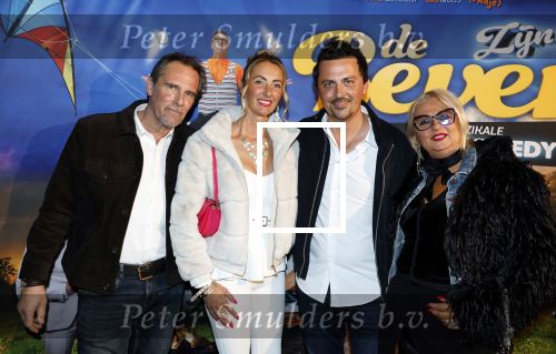 Tilburg 29 januari 2026
Premiere de Bevers in de schouwburg van Tilburg . John de Bever en Kees de Bever geven een voorstelling met oa Bas Muijs Adje v Bavel en Mariska v Kolck. Mike Hansler Monique Hansler Peter Hansler en Veerle Deurloo kwamen ook naar de premiere