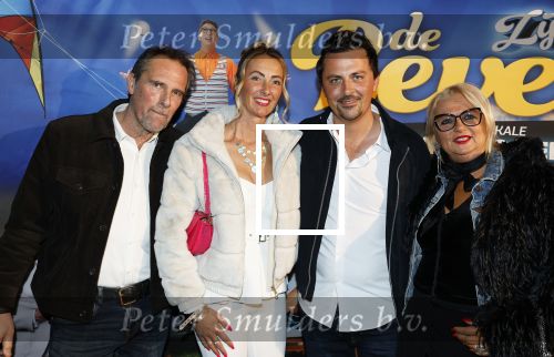 Tilburg 29 januari 2026
Premiere de Bevers in de schouwburg van Tilburg . John de Bever en Kees de Bever geven een voorstelling met oa Bas Muijs Adje v Bavel en Mariska v Kolck. Mike Hansler Monique Hansler Peter Hansler en Veerle Deurloo kwamen ook naar de premiere