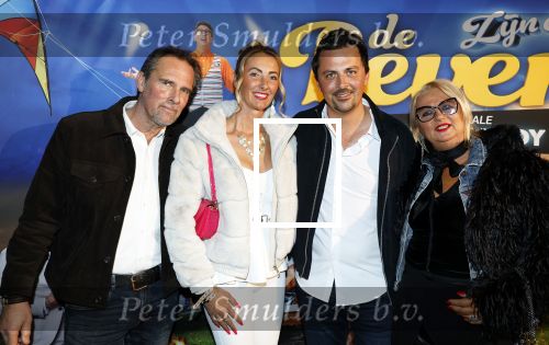 Tilburg 29 januari 2026
Premiere de Bevers in de schouwburg van Tilburg . John de Bever en Kees de Bever geven een voorstelling met oa Bas Muijs Adje v Bavel en Mariska v Kolck. Mike Hansler Monique Hansler Peter Hansler en Veerle Deurloo kwamen ook naar de premiere