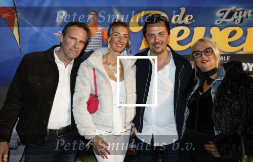 Tilburg 29 januari 2026
Premiere de Bevers in de schouwburg van Tilburg . John de Bever en Kees de Bever geven een voorstelling met oa Bas Muijs Adje v Bavel en Mariska v Kolck. Mike Hansler Monique Hansler Peter Hansler en Veerle Deurloo kwamen ook naar de premiere