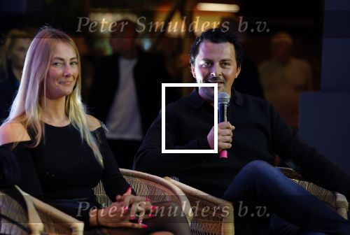 Den Bosch 7 februari 2026
De Hanslers , Monique Hansler Peter Hansler Mike Hansler en zijn vriendin op het vakantiefestival in de brabanthallen in Den Bosch . Khalid Kasem intervieuwde hen in de stand van Prijsvrij.