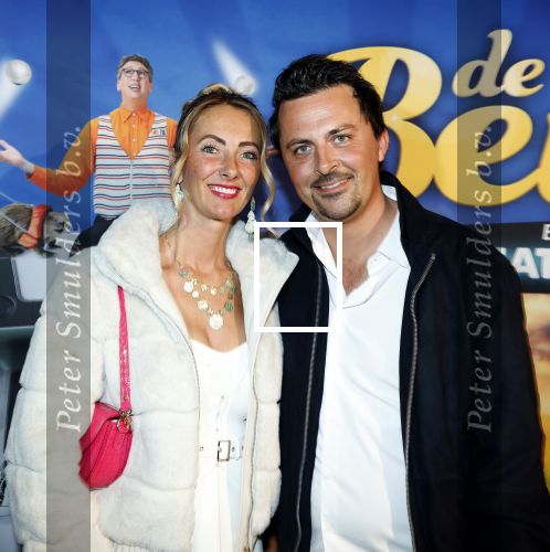 Tilburg 29 januari 2026
Premiere de Bevers in de schouwburg van Tilburg . John de Bever en Kees de Bever geven een voorstelling met oa Bas Muijs Adje v Bavel en Mariska v Kolck. Mike Hansler Monique Hansler Peter Hansler en Veerle Deurloo kwamen ook naar de premiere