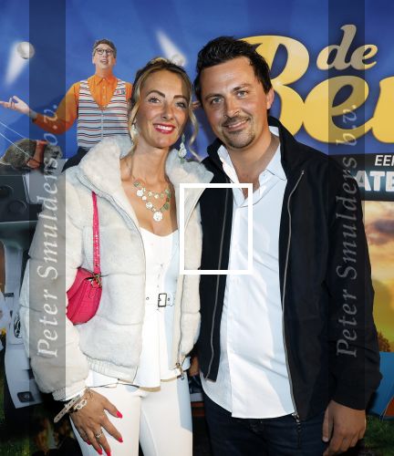 Tilburg 29 januari 2026
Premiere de Bevers in de schouwburg van Tilburg . John de Bever en Kees de Bever geven een voorstelling met oa Bas Muijs Adje v Bavel en Mariska v Kolck. Mike Hansler Monique Hansler Peter Hansler en Veerle Deurloo kwamen ook naar de premiere