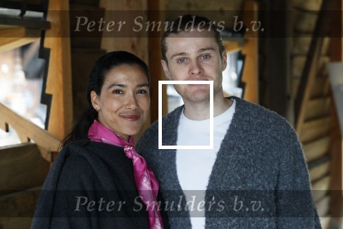 Amsterdam 30 januari 2026
Buiten gewone gezinnen, het nieuwe boek van acteur, columnist en podcastmaker Diego Gonzalez-Clark is vandaag gepresenteerd. Chantal Janzen ontving het eerste boek . Moise Trustfull en Kaj v d Voort