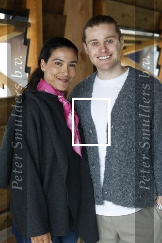 Amsterdam 30 januari 2026
Buiten gewone gezinnen, het nieuwe boek van acteur, columnist en podcastmaker Diego Gonzalez-Clark is vandaag gepresenteerd. Chantal Janzen ontving het eerste boek . Moise Trustfull en Kaj v d Voort