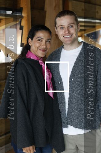 Amsterdam 30 januari 2026
Buiten gewone gezinnen, het nieuwe boek van acteur, columnist en podcastmaker Diego Gonzalez-Clark is vandaag gepresenteerd. Chantal Janzen ontving het eerste boek . Moise Trustfull en Kaj v d Voort