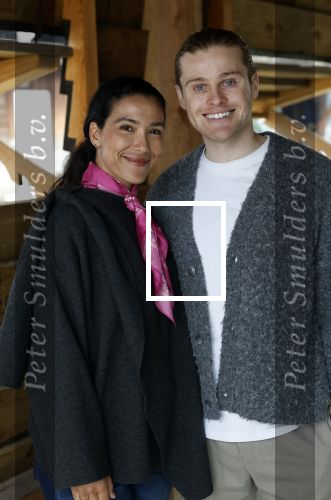 Amsterdam 30 januari 2026
Buiten gewone gezinnen, het nieuwe boek van acteur, columnist en podcastmaker Diego Gonzalez-Clark is vandaag gepresenteerd. Chantal Janzen ontving het eerste boek . Moise Trustfull en Kaj v d Voort