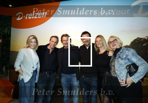 Den Bosch 7 februari 2026
De Hanslers , Monique Hansler Peter Hansler Mike Hansler en zijn vriendin op het vakantiefestival in de brabanthallen in Den Bosch . Khalid Kasem intervieuwde hen in de stand van Prijsvrij.
De Hanslers met Hans Kraay en Sofie Kraay