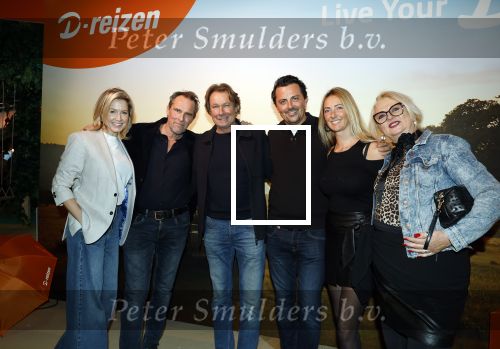 Den Bosch 7 februari 2026
De Hanslers , Monique Hansler Peter Hansler Mike Hansler en zijn vriendin op het vakantiefestival in de brabanthallen in Den Bosch . Khalid Kasem intervieuwde hen in de stand van Prijsvrij.
De Hanslers met Hans Kraay en Sofie Kraay