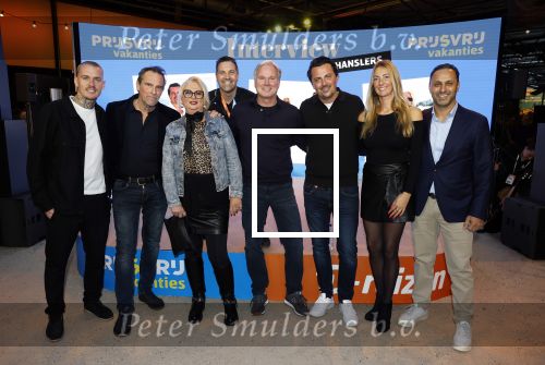 Den Bosch 7 februari 2026
De Hanslers , Monique Hansler Peter Hansler Mike Hansler en zijn vriendin op het vakantiefestival in de brabanthallen in Den Bosch . Khalid Kasem intervieuwde hen in de stand van Prijsvrij.
De Hanslers samen met Rick Karsdorp Marc v Deursen (D Reizen en Prijsvrij)