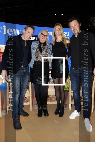 Den Bosch 7 februari 2026
De Hanslers , Monique Hansler Peter Hansler Mike Hansler en zijn vriendin op het vakantiefestival in de brabanthallen in Den Bosch . Khalid Kasem intervieuwde hen in de stand van Prijsvrij.