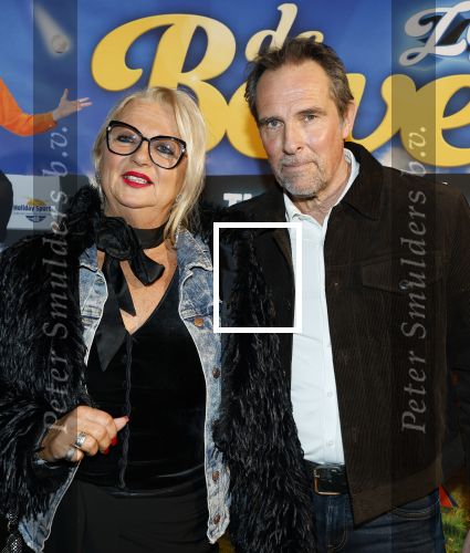 Tilburg 29 januari 2026
Premiere de Bevers in de schouwburg van Tilburg . John de Bever en Kees de Bever geven een voorstelling met oa Bas Muijs Adje v Bavel en Mariska v Kolck. Mike Hansler Monique Hansler Peter Hansler en Veerle Deurloo kwamen ook naar de premiere