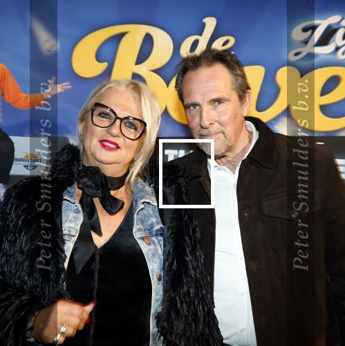Tilburg 29 januari 2026
Premiere de Bevers in de schouwburg van Tilburg . John de Bever en Kees de Bever geven een voorstelling met oa Bas Muijs Adje v Bavel en Mariska v Kolck. Mike Hansler Monique Hansler Peter Hansler en Veerle Deurloo kwamen ook naar de premiere