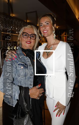 Tilburg 29 januari 2026
Premiere de Bevers in de schouwburg van Tilburg . John de Bever en Kees de Bever geven een voorstelling met oa Bas Muijs Adje v Bavel en Mariska v Kolck. Mike Hansler Monique Hansler Peter Hansler en Veerle Deurloo kwamen ook naar de premiere