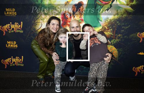 Utrecht 1 februari 2026
Premiere Super juffie in jaarbeurs Utrecht . Oscar Aerts kwam met zijn vrouw en kinderen